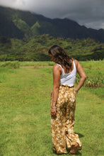 Load image into Gallery viewer, Puakenikeni Blast Women&#39;s Pants
